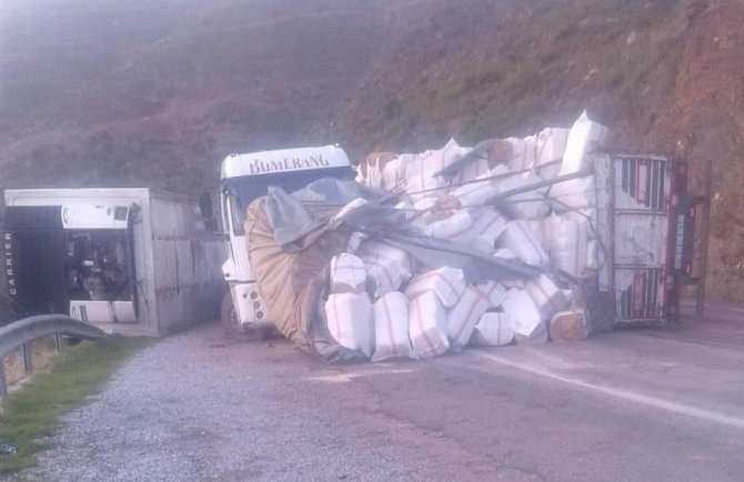 Antalya’da Çarpışan Saman Yüklü Tır Ve Kamyon Devrildi