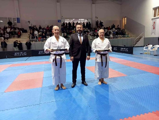 Ankara Valisi Şahin’in Yardımcılarından Namık Kemal Nazlı İle Mustafa Erkayıran, Karatede Siyah Kuşak Sahibi Oldu