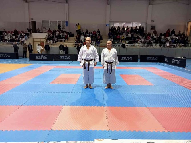 Ankara Valisi Şahin’in Yardımcılarından Namık Kemal Nazlı İle Mustafa Erkayıran, Karatede Siyah Kuşak Sahibi Oldu