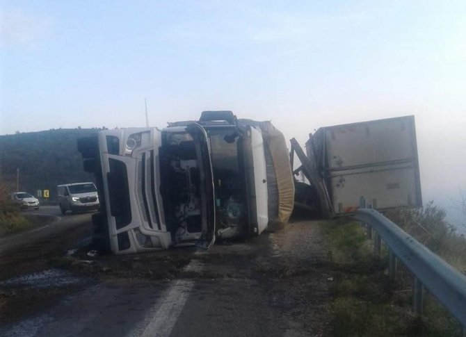 Antalya’da Çarpışan Saman Yüklü Tır Ve Kamyon Devrildi