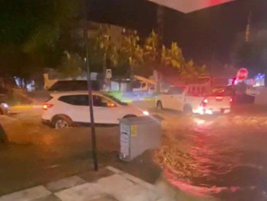 Alanya’da Sağanak Yağış Sonrası Evleri, İş Yerlerini Ve Okulu Su Bastı