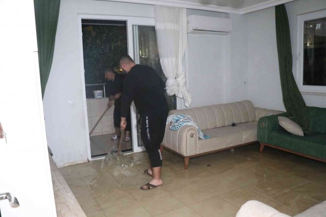 Alanya’da Sağanak Yağış Sonrası Evleri, İş Yerlerini Ve Okulu Su Bastı