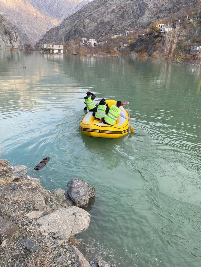 Artvin’de Baraj Sularının Yükseldiği Köyde Mahsur Kalan Köpek Botla Kurtarıldı