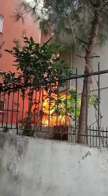 Ataşehir’de Yanan Marangozhane Deposu Havadan Görüntülendi