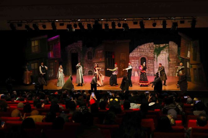 “Kumpanyada Curcuna” İsimli Oyun Başakşehirlilerle Buluştu