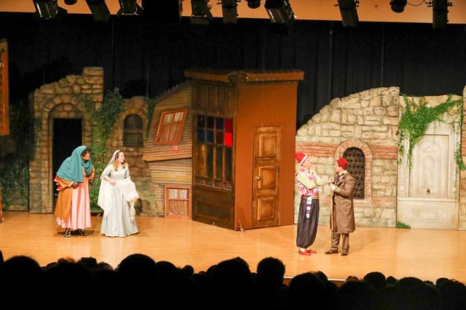 “Kumpanyada Curcuna” İsimli Oyun Başakşehirlilerle Buluştu