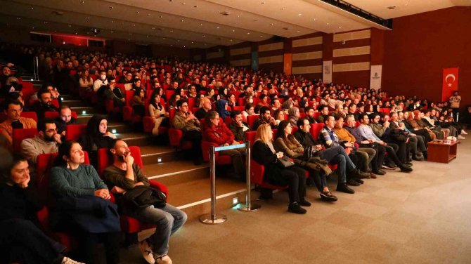 “Kumpanyada Curcuna” İsimli Oyun Başakşehirlilerle Buluştu