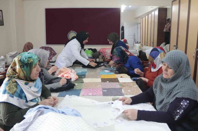 Kadınlar Hem Öğreniyor Hem Üretiyor