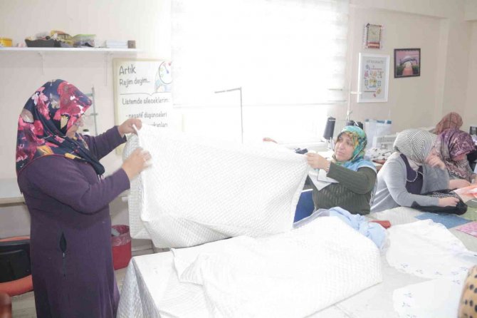 Kadınlar Hem Öğreniyor Hem Üretiyor