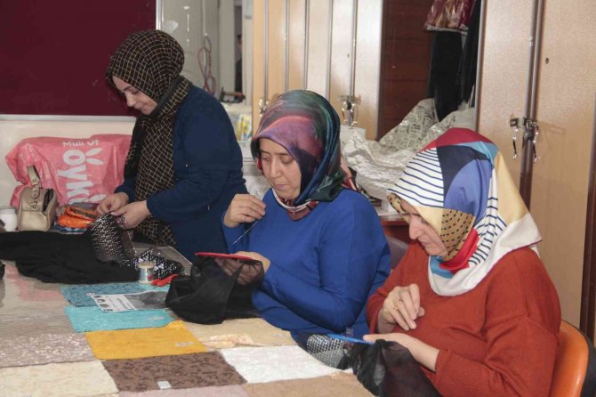 Kadınlar Hem Öğreniyor Hem Üretiyor