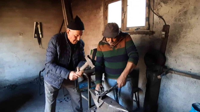 Dükkanına Gelenleri Çırak Olarak Kullanıyor