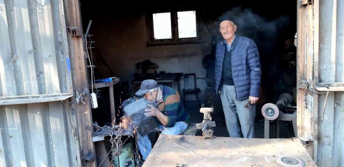 Dükkanına Gelenleri Çırak Olarak Kullanıyor