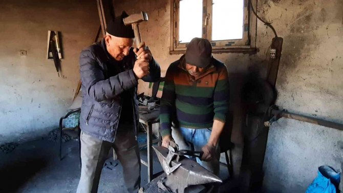 Dükkanına Gelenleri Çırak Olarak Kullanıyor