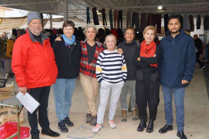 Amatör Tiyatro Oyuncuları Pazarda Hem Eğitim Aldı Hem De Satış Yaptı