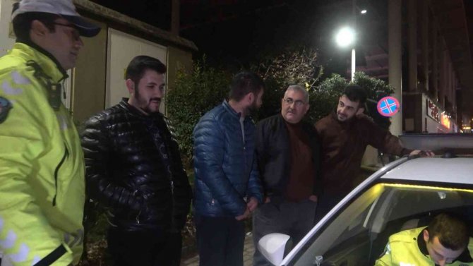 Her Gelen Alkollü Çıktı...trafik Polisine Yakalanan Babasını Kurtarmak İçin Geldi O Da Alkollü Çıktı