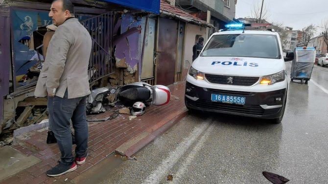 Otomobil İş Yerine Daldı: 1 Yaralı