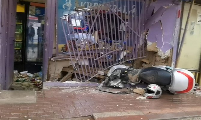Otomobil İş Yerine Daldı: 1 Yaralı