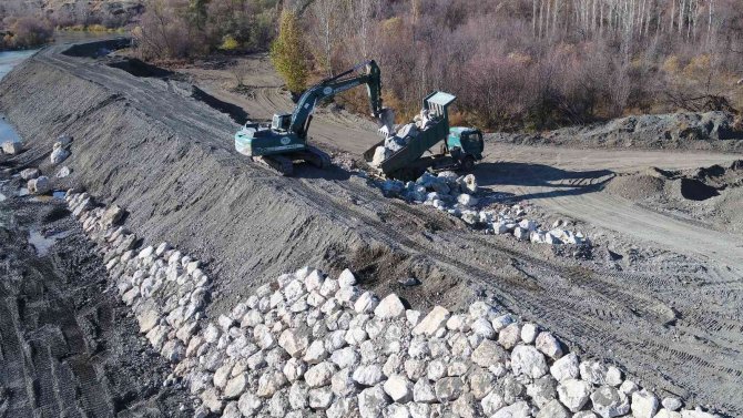 Çardaklı Deresinde Islah Çalışmaları Devam Ediyor