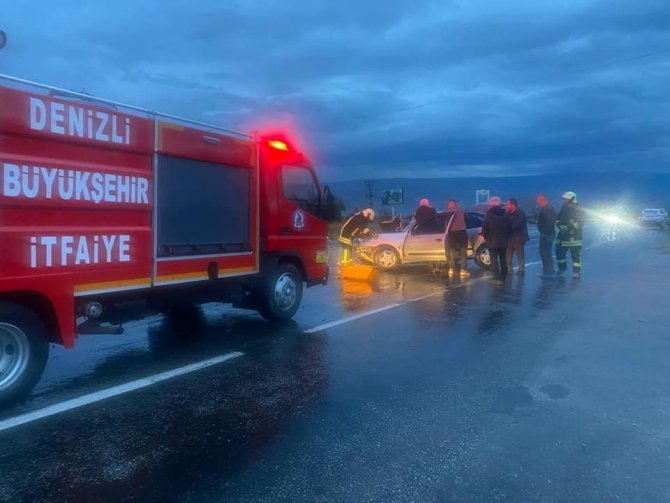 Otomobil Kamyonete Arkadan Çarptı: 1 Yaralı