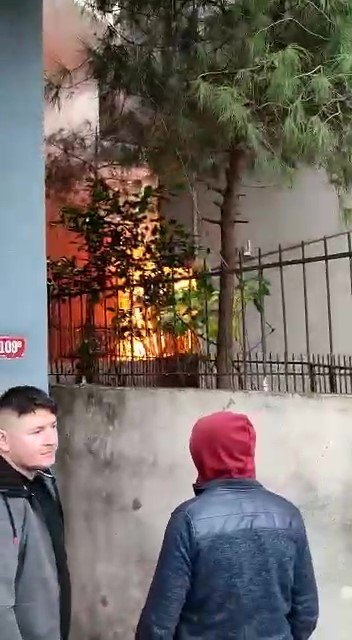 Ataşehir’de Yanan Marangozhane Deposu Havadan Görüntülendi