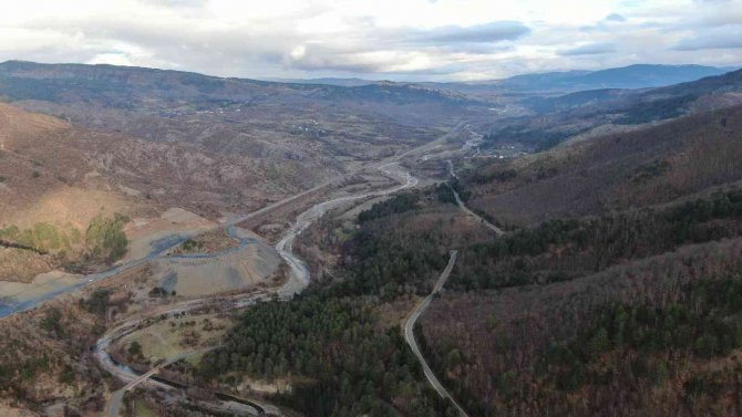 İ̇ki İlçeyi Birbirine Bağlayan Karayolu Ulaşıma Kapatıldı.