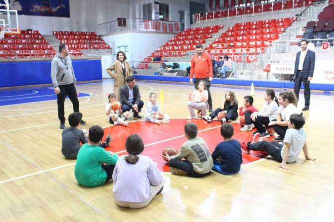 Spor Salonları Asıl Sahiplerine Kaldı