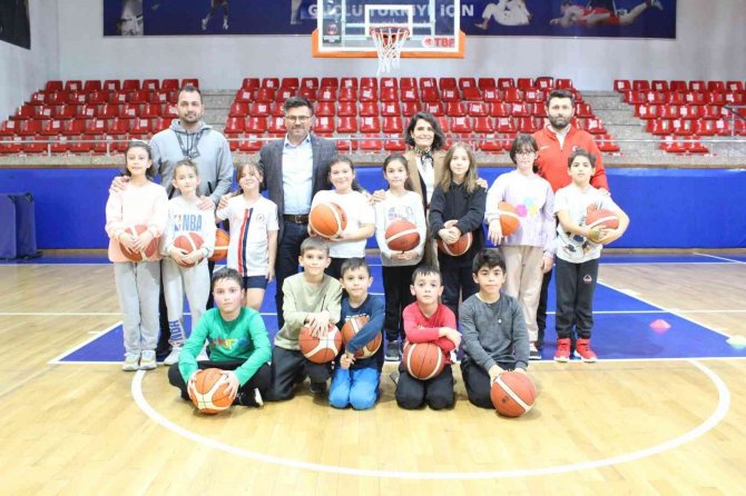 Spor Salonları Asıl Sahiplerine Kaldı