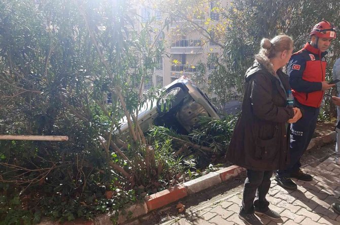 Edremit’te Bahçeye Uçan Otomobilden Yara Almadan Kurtuldu