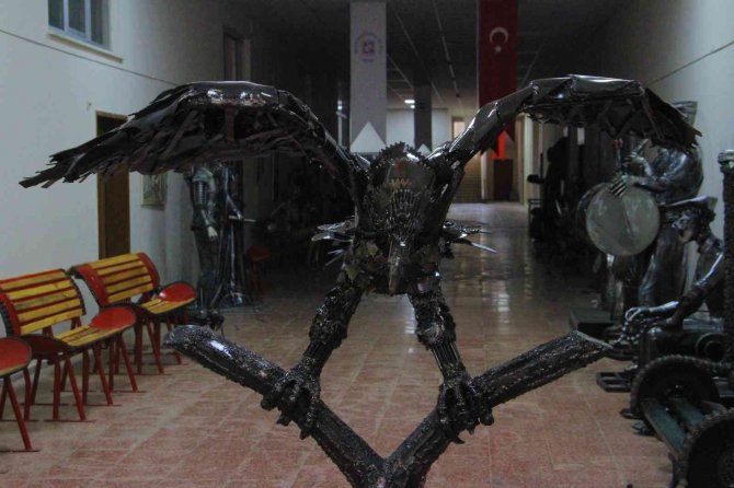 3 Binden Fazla Atık Malzemeyle 150 Kiloluk Dev Kartal Yaptı