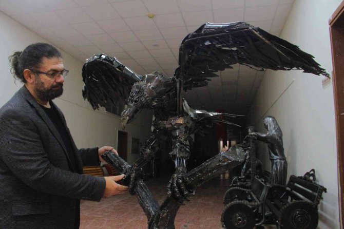 3 Binden Fazla Atık Malzemeyle 150 Kiloluk Dev Kartal Yaptı