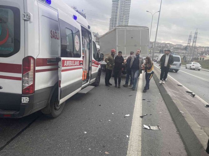 Esenyurt’ta Kamyonet Şoförü Üst Geçit Direğine Çarptı, Kamyonetin Tekeri Yerinden Çıktı