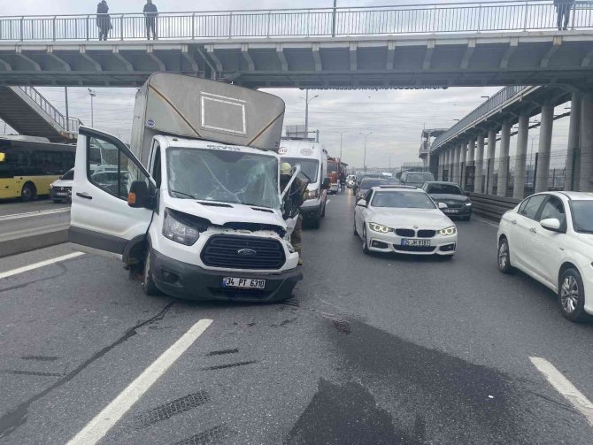 Esenyurt’ta Kamyonet Şoförü Üst Geçit Direğine Çarptı, Kamyonetin Tekeri Yerinden Çıktı