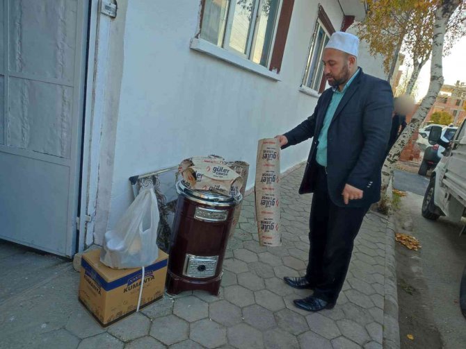 İ̇htiyaç Sahibi Ailelere Soba Ve Kömür Yardımı Yaparak Örnek Oluyor