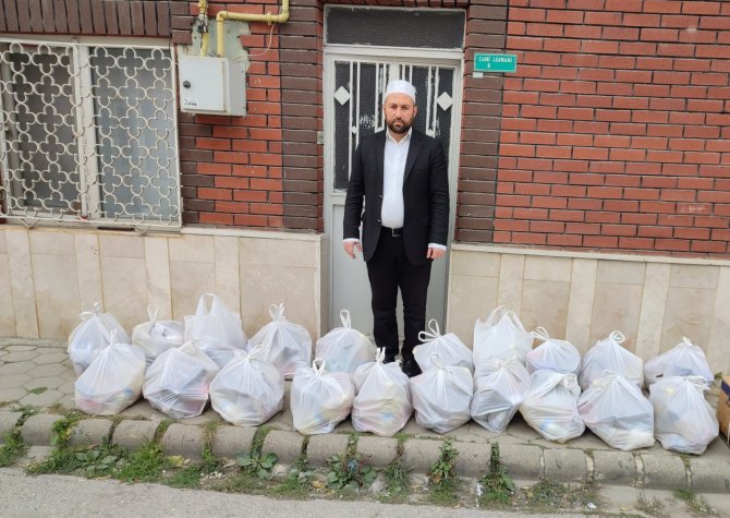 İ̇htiyaç Sahibi Ailelere Soba Ve Kömür Yardımı Yaparak Örnek Oluyor
