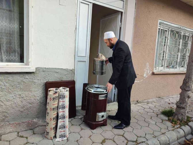 İ̇htiyaç Sahibi Ailelere Soba Ve Kömür Yardımı Yaparak Örnek Oluyor