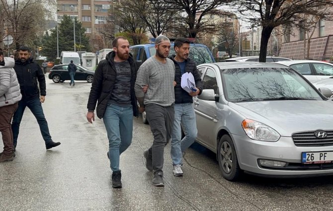 Kaçarken Polis Aracına Çarpması Sonucu Yakalanan Hırsızlık Şüphelisi Tutuklandı