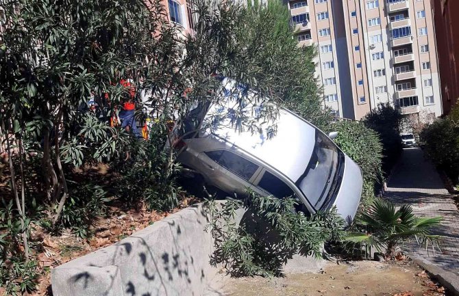 Edremit’te Bahçeye Uçan Otomobilden Yara Almadan Kurtuldu