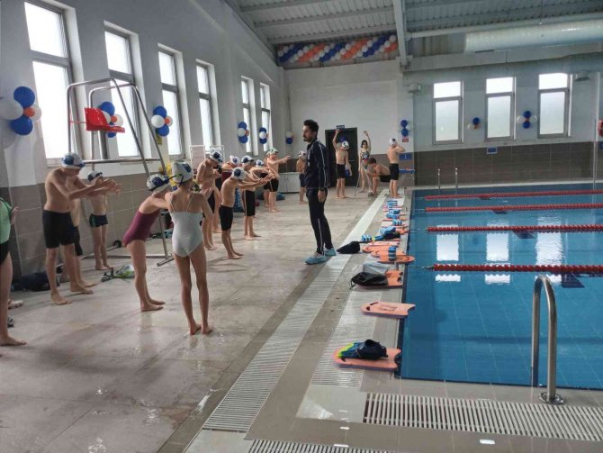Eyüpsultan’da Akşemsettin Ve Topçular Yüzme Havuzları Açıldı