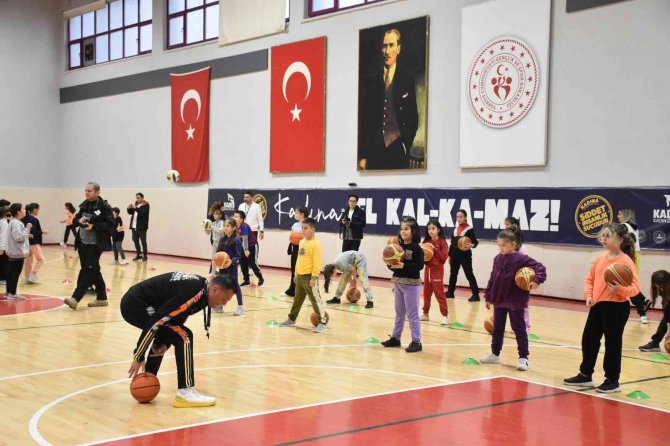 İ̇lkokul Öğrencileri Beden Eğitimi Derslerini Antrenör Eşliğinde Yapıyor