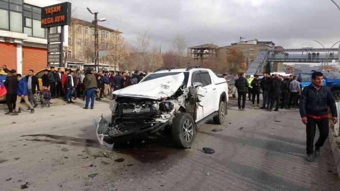Zabıta Aracına Kamyonet Çarptı, 3 Kişi Yaralandı