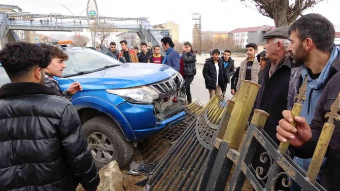 Zabıta Aracına Kamyonet Çarptı, 3 Kişi Yaralandı