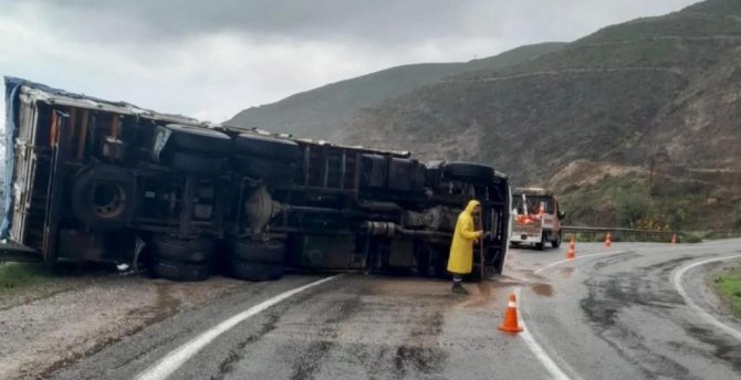 Antalya’da Çarpışan Saman Yüklü Tır Ve Kamyon Devrildi