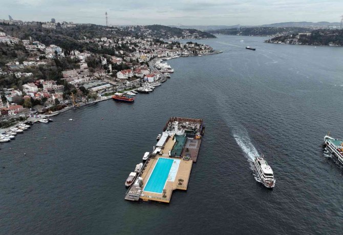 Galatasaray Adası’nın Atıl Kısmı Reklam Panolarıyla Kapatıldı