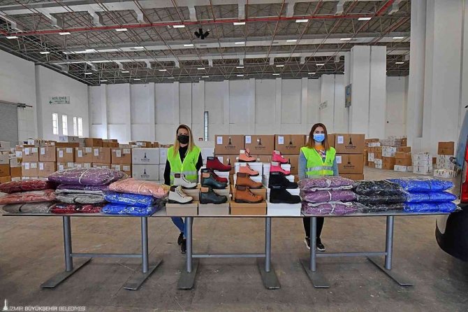 İ̇zmir’de 600 Okulda 25 Bin Öğrenciye Bot Ve Mont