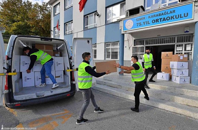 İ̇zmir’de 600 Okulda 25 Bin Öğrenciye Bot Ve Mont