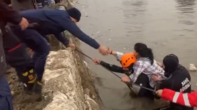 Meles Çayı’na Düşen Araçtaki 5 Kişiyi Sahil Güvenlik Kurtardı