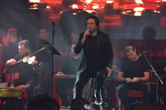 Mahsun Kırmızıgül 17 Yıl Sonra İ̇zmir’de Sahne Aldı