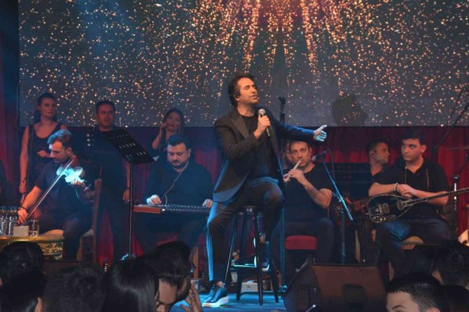 Mahsun Kırmızıgül 17 Yıl Sonra İ̇zmir’de Sahne Aldı