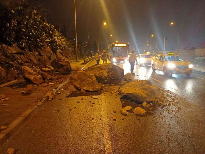 İ̇zmir’de Yamaçtan Kopan Kaya Parçaları Yola Ve Bir Otomobilin Üstüne Düştü