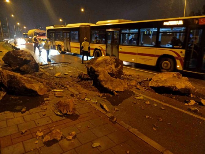İ̇zmir’de Yamaçtan Kopan Kaya Parçaları Yola Ve Bir Otomobilin Üstüne Düştü